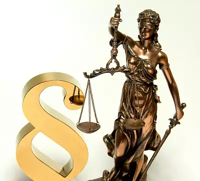 Justitia mit Paragraphenzeichen - © Thorben Wengert - stock.adobe.com