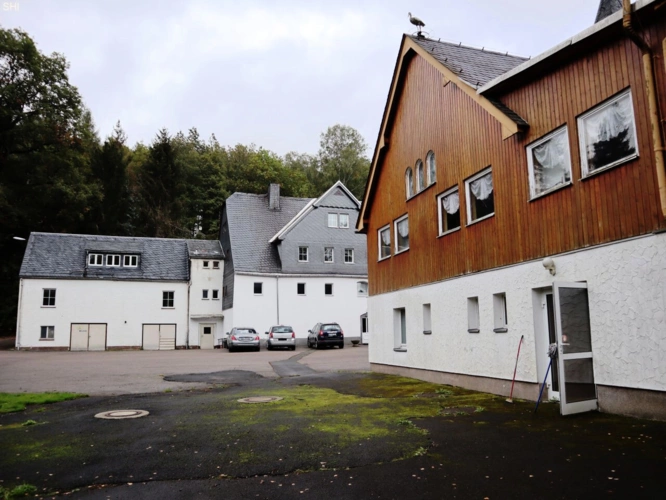 Haupthaus und Seitenflügel