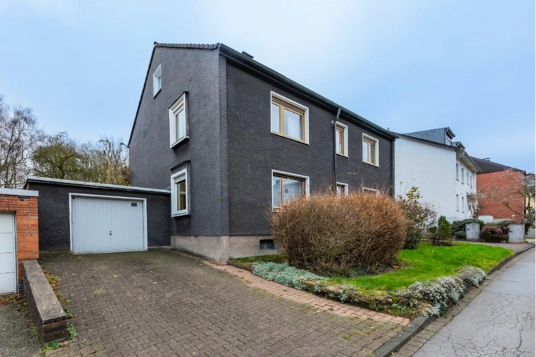 Hausansicht - linke Garage