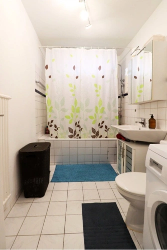 Badezimmer mit Badewanne und Tageslicht Oberlicht