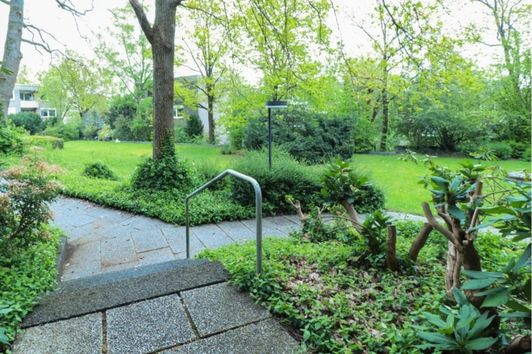 Blick von der Eingangstür in die Park ähnliche Freifläche