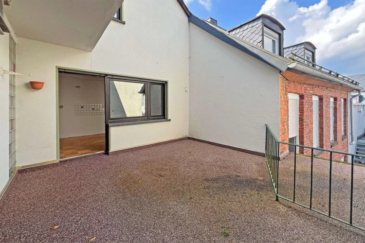 großer Balkon an Hausrückseite