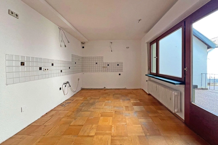 Küche mit Balkonzugang