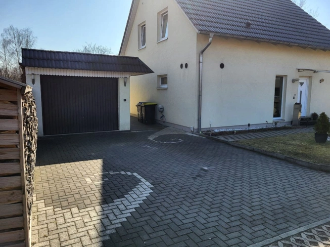 Garage und Stellplatz