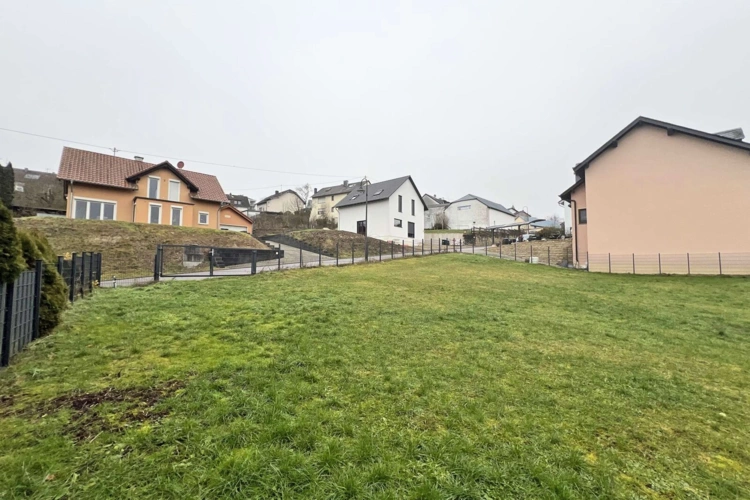 Straßenansicht von Grundstück