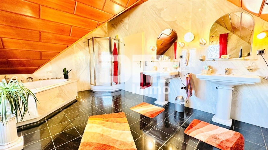 DG Badezimmer / Badewanne / Dusche / Doppelwascht.