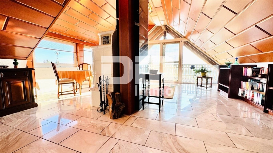 DG Studio offen / Zugang Balkon mit Kachelofen
