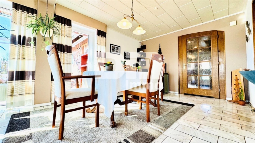 EG Wohn / Esszimmer mit Kamin / Zugang Terrasse