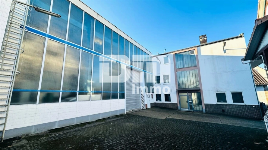 Innenhof / Haupteingang Bürogebäude / Tor Halle 1