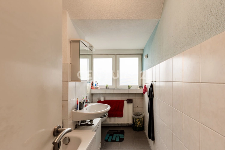 DG rechts Badezimmer