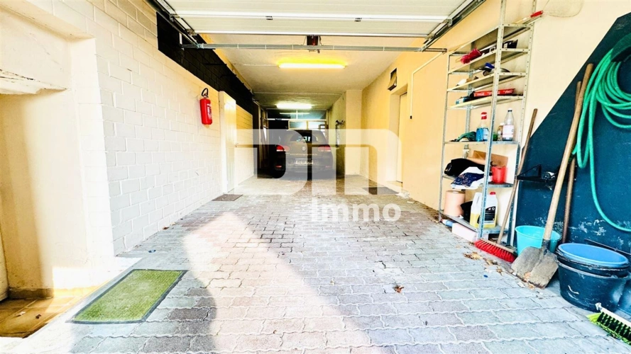 Große Garage zwischen den beiden Häusern