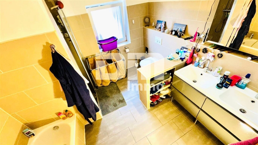 Haus 2 OG Badezimmer / Wanne / Dusche / Doppelw.