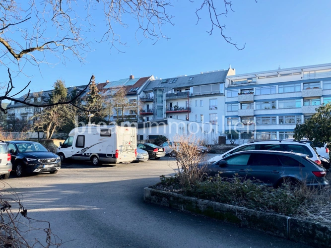 großer Hof mit Parkplätzen