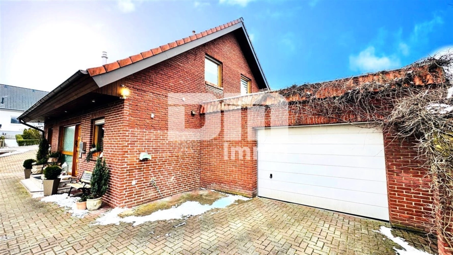 Seitenansicht / Zufahrt Garage