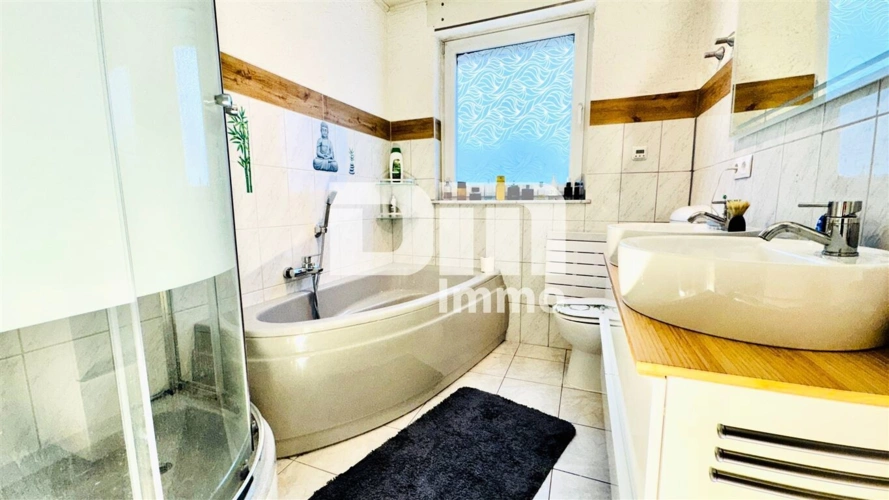 OG Badezimmer / Badewanne / Dusche