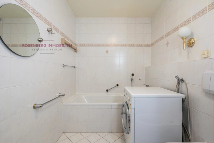 Bad mit Wanne und Anschluss