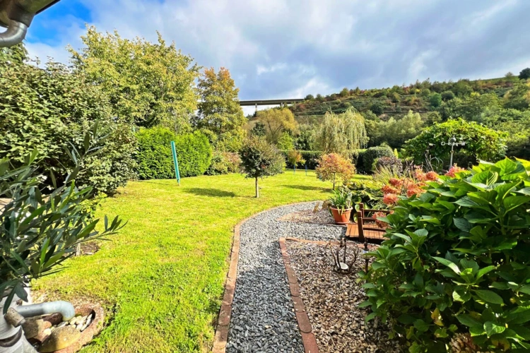 weitläufiger Garten