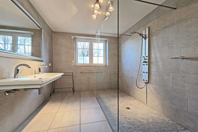 Modernes Badezimmer