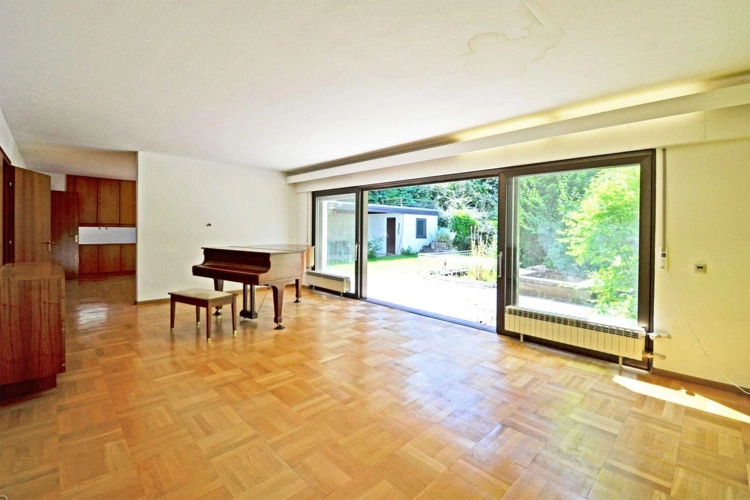 Wohnzimmer mit Blick in den Garten