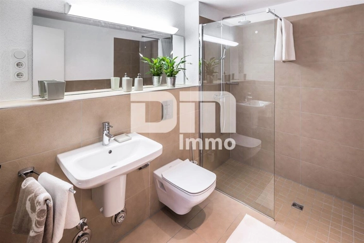 Badezimmer / Ebenerdige Dusche / Handtuchwärmer