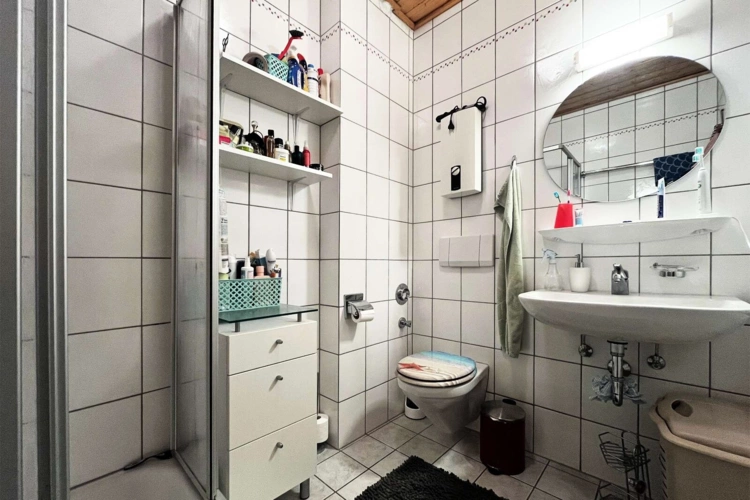 Bad mit Dusche und WC