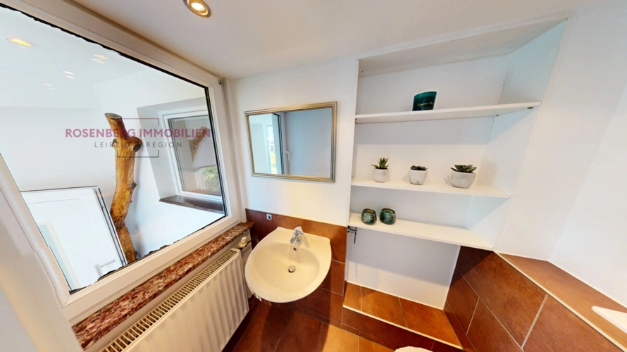 Gäste-WC (Fenster mit Blick Richtung Eingangsbereich)