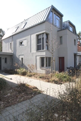 Straßenansicht von Osten