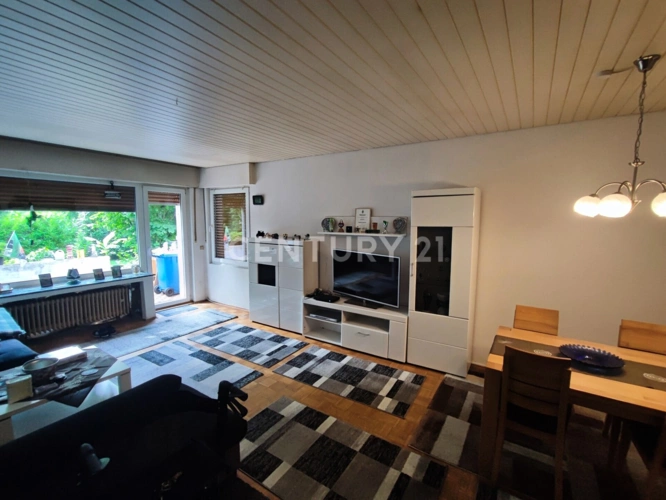 Wohnzimmer mit Blick zur Terrasse