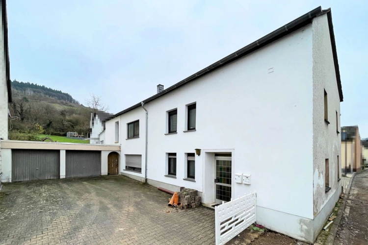 Zweifamilienhaus mit Doppelgarage