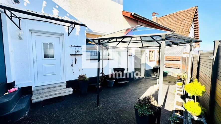 Seitenansicht / Terrasse / Eingang + Nebengebäude