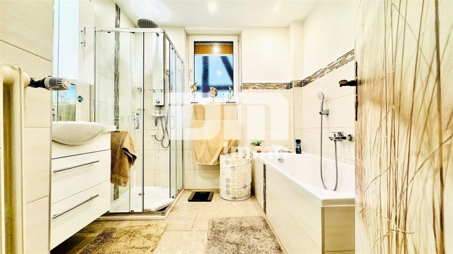 EG Badezimmer mit Wanne und Dusche