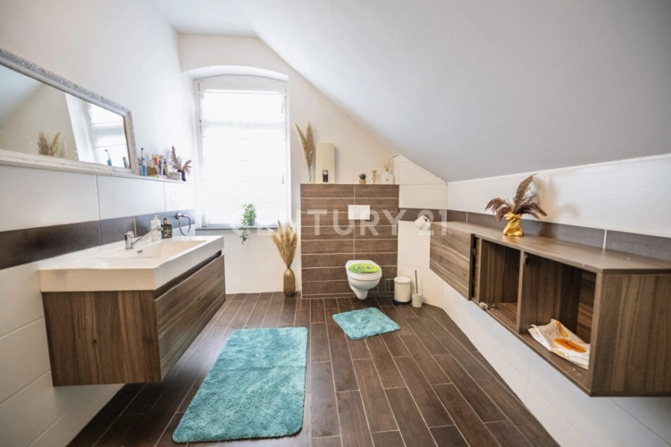 Tageslichtbad mit Badewanne und Dusche