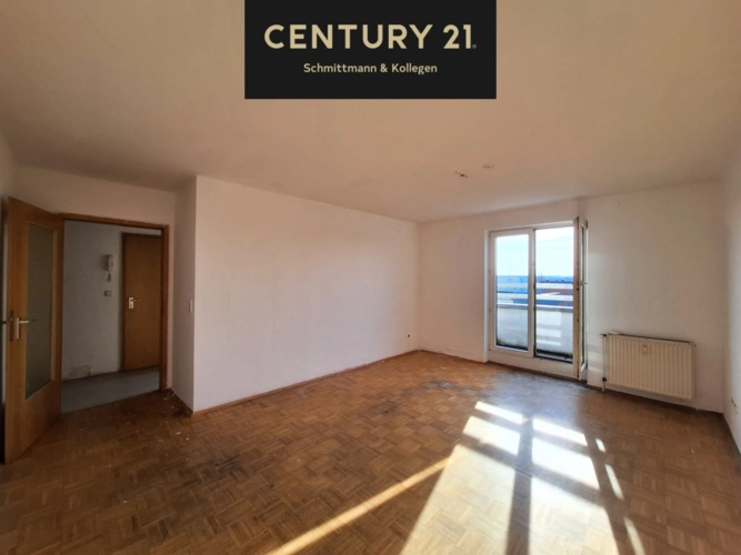 Wohnzimmer mit Zugang zum Balkon