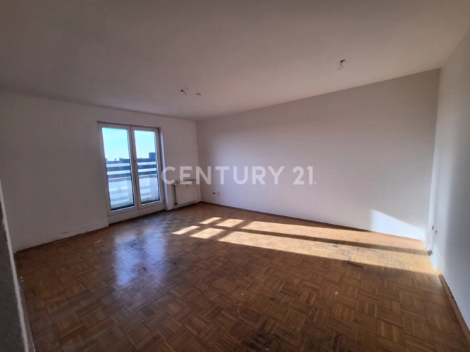 Wohnzimmer mit Zugang zum Balkon