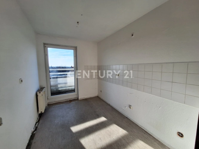 Küche mit Zugang zum Balkon