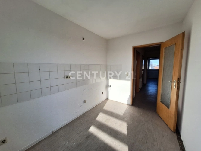 Küche mit Zugang zum Balkon