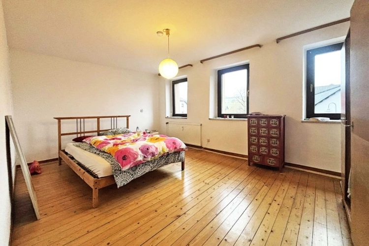 großes, helles Schlafzimmer