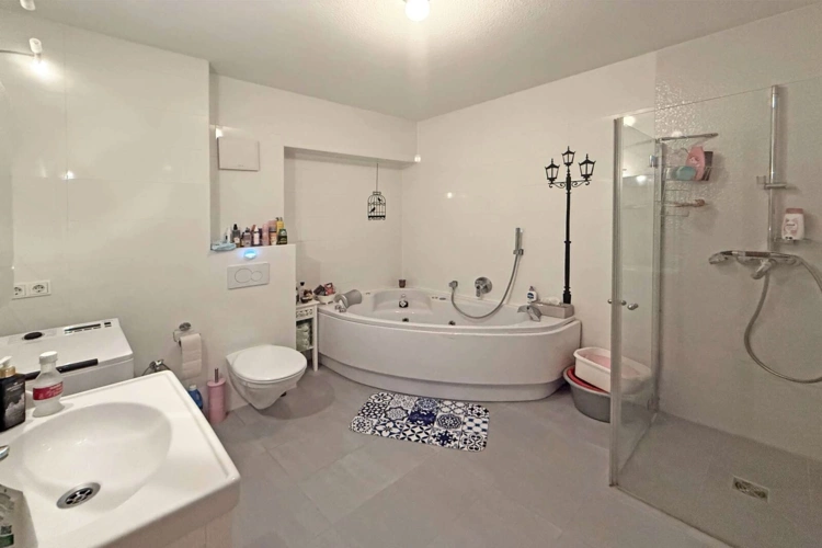 Badezimmer mit Jacuzzi und Dusche