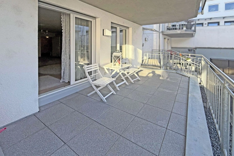 Heller gemütlicher Balkon