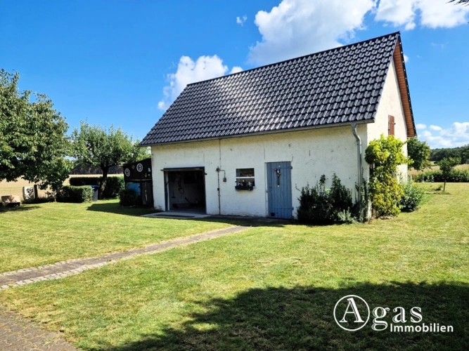 Nebengebäude mit Garage