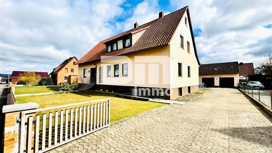 Grundstück / Einfahrt / Parkflächen / Doppelgarage