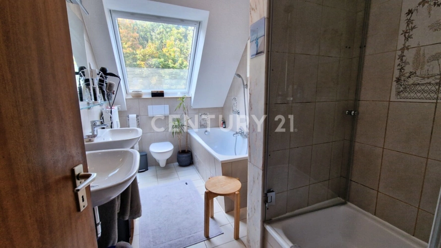 DG rechts Tageslichtbad mit Wanne & Dusche