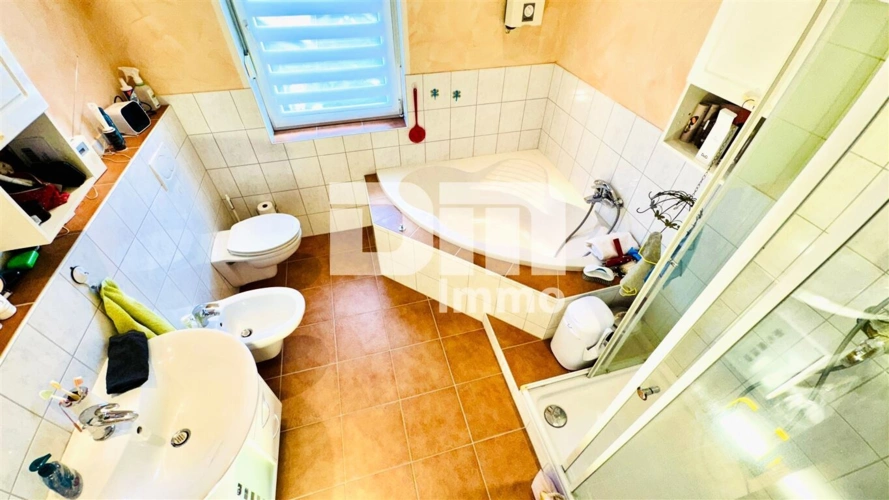 OG Badezimmer / Wanne / Dusche / Bidet WE2