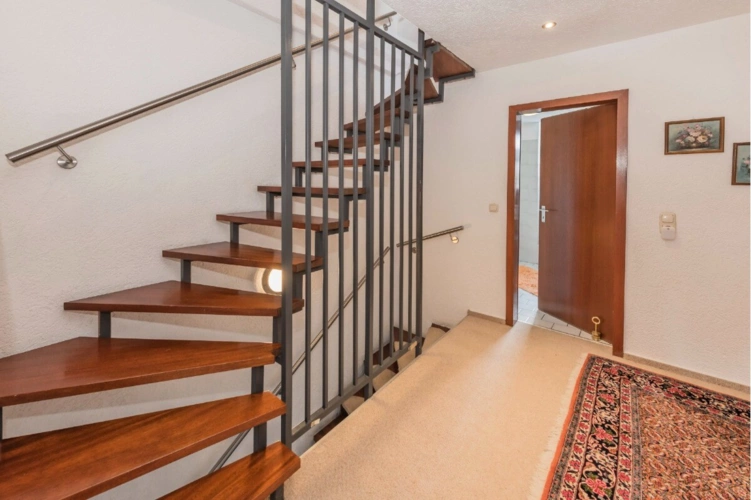 Treppe zum Dachgeschoss - Bilder zum DG werden nachgereicht