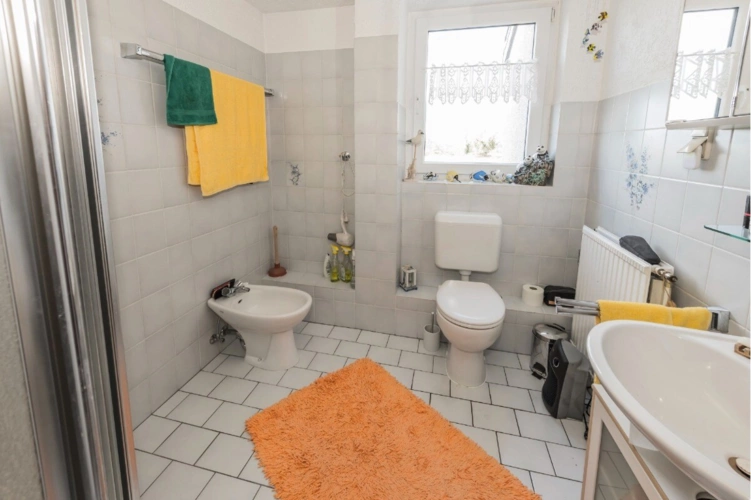 Badezimmer mit Dusche, BD, WC und Waschtisch