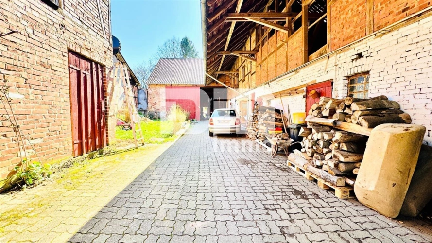 Zufahrt Scheune1 groß / Ställe rechts + links