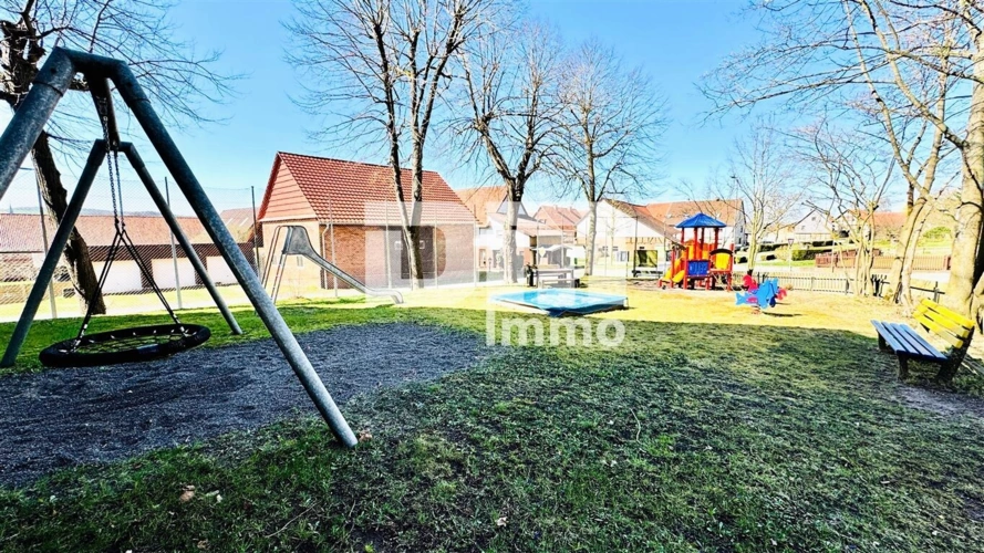 Öffentlicher Spielplatz vor der Tür