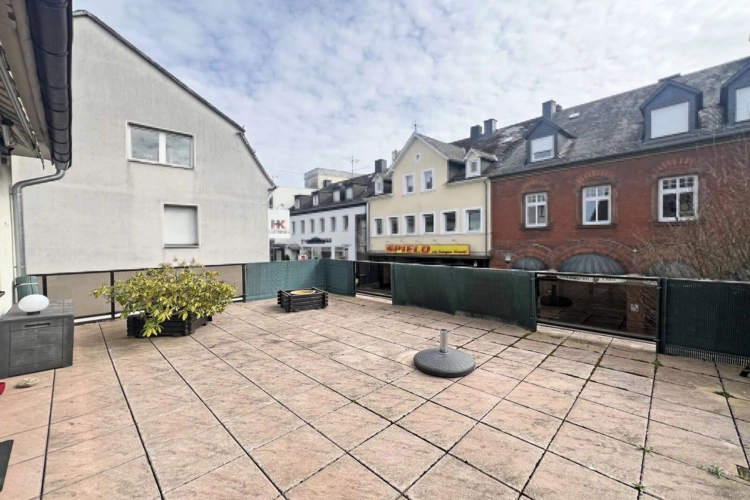 große Terrasse mit Markise