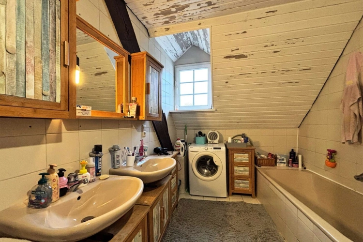 Bad mit Wanne, Dusche & WC