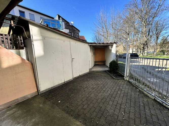 Hof und Garage